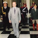 A cargo del Poder Ejecutivo, entrando a la Casa Rosada.
