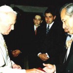 Papa Juan Pablo II- Audiencia privada-Recibiendo el santo rosario- El  Vaticano- 1995