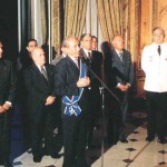 Recibiendo condecoración “Orden Caballero de Río Branco- mbajada de Brasil- 1995